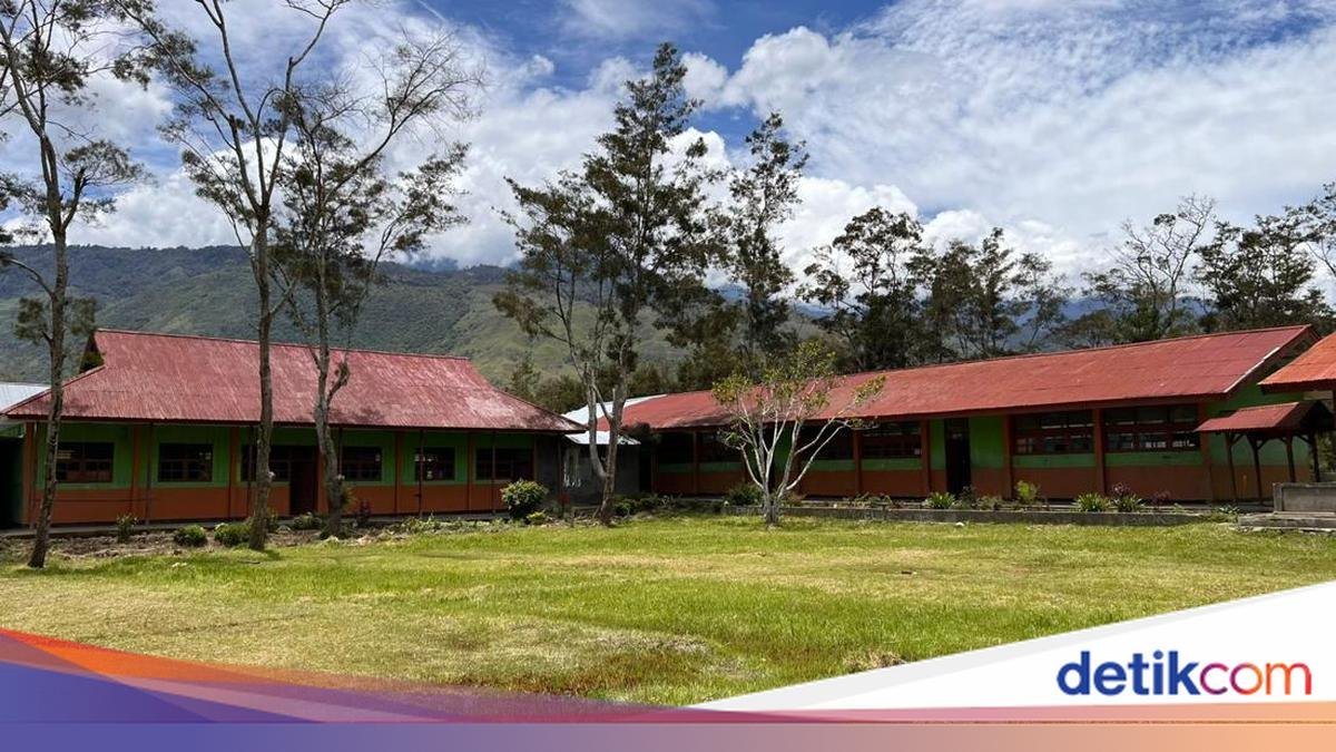 Bangunan sekolah dasar di Kabupaten Jayawijaya, Papua Pegunungan, dengan latar pegunungan