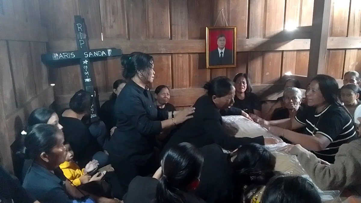 Keluarga dan kerabat melayat di rumah duka Aris Sanda di Toraja Utara