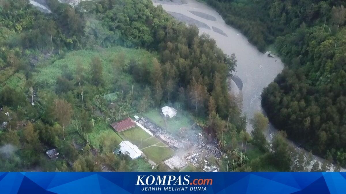 Bekas kebakaran pada sebuah kompleks sekolah di Distrik Beoga, difoto dari udara