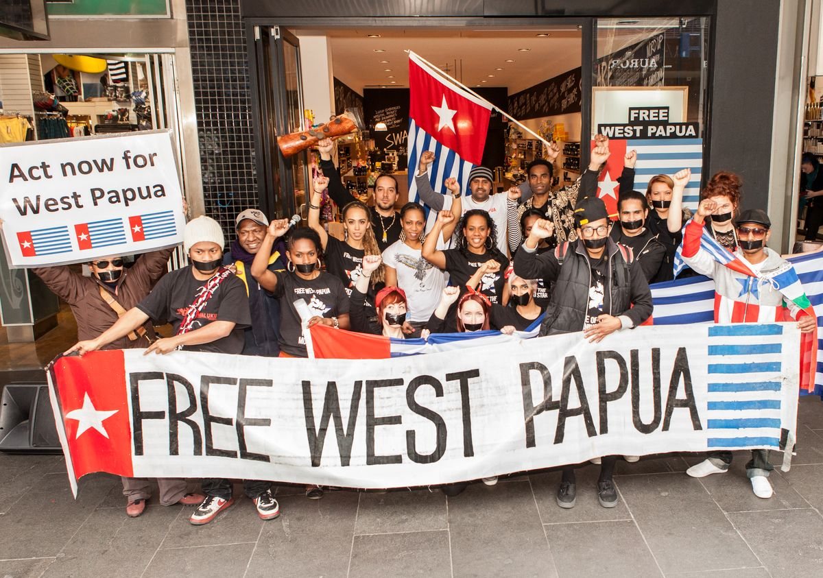 Aksi solidaritas Free West Papua di Melbourne, Australia, dengan bendera Bintang Kejora dan penutup mulut