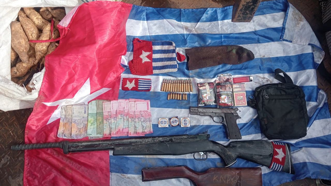 Senapan angin, pistol, butir amunisi, uang tunai, dan atribut bintang kejora hasil sitaan TNI di Nabire