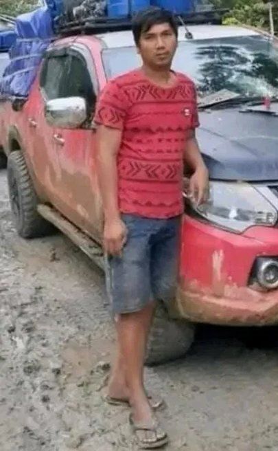 Aris Sanda alias Bapak Tasya bersama kendaraan operasionalnya di jalur pegunungan Papua