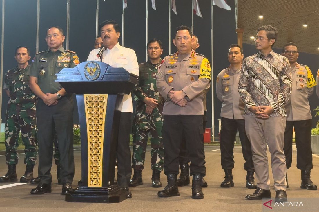 Konferensi pers Menko Polhukam Hadi Tjahjanto dan Kapolri Listyo Sigit Prabowo soal pembebasan pilot