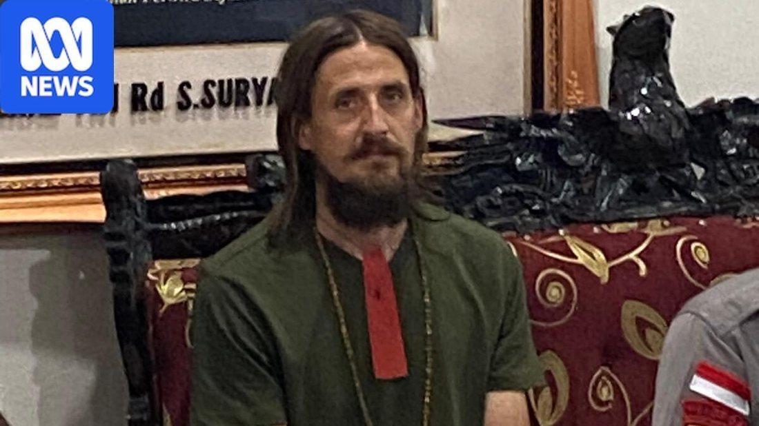 Phillip Mehrtens duduk di ruangan setelah dibebaskan di Timika, 21 September 2024