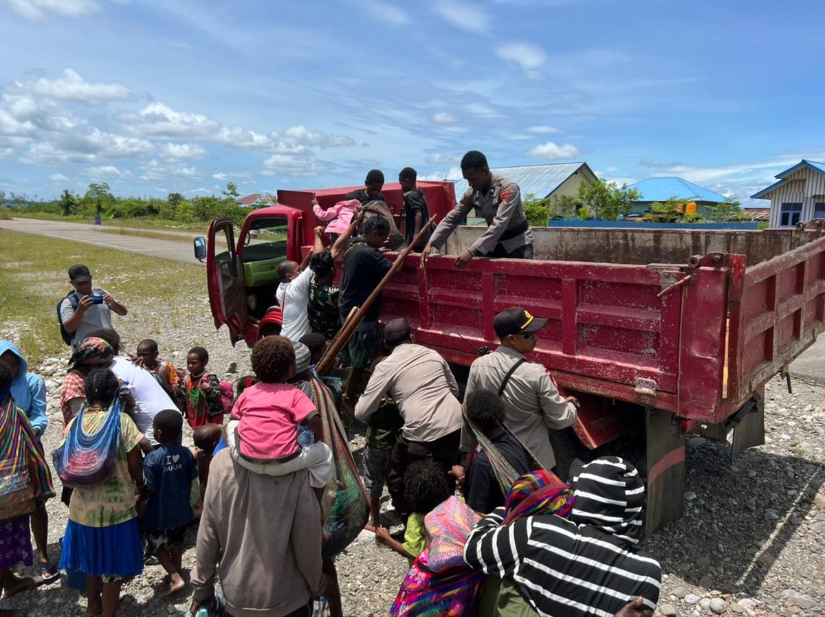 Warga dan anak-anak naik ke bak truk untuk dievakuasi dari Distrik Paro menuju Kenyam, Nduga