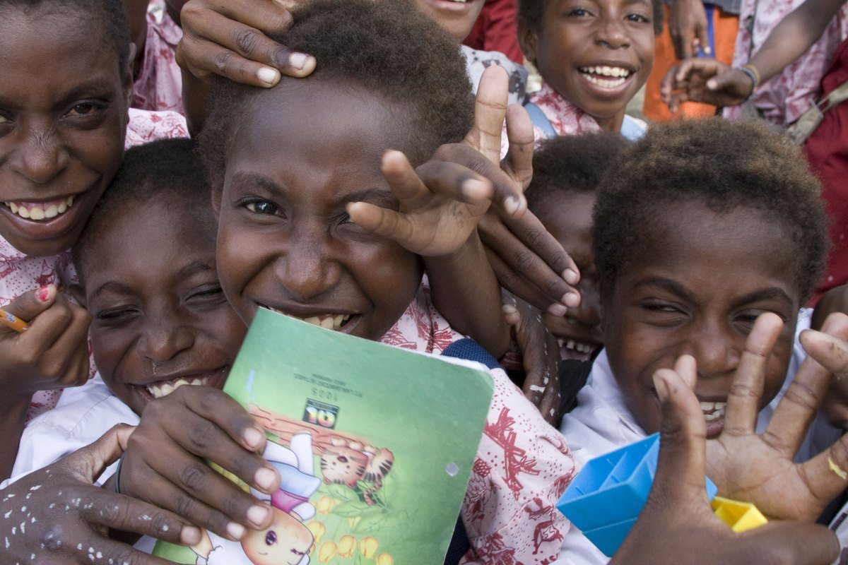 Anak-anak sekolah di Kabupaten Mimika, Papua, memegang buku di dalam kelas