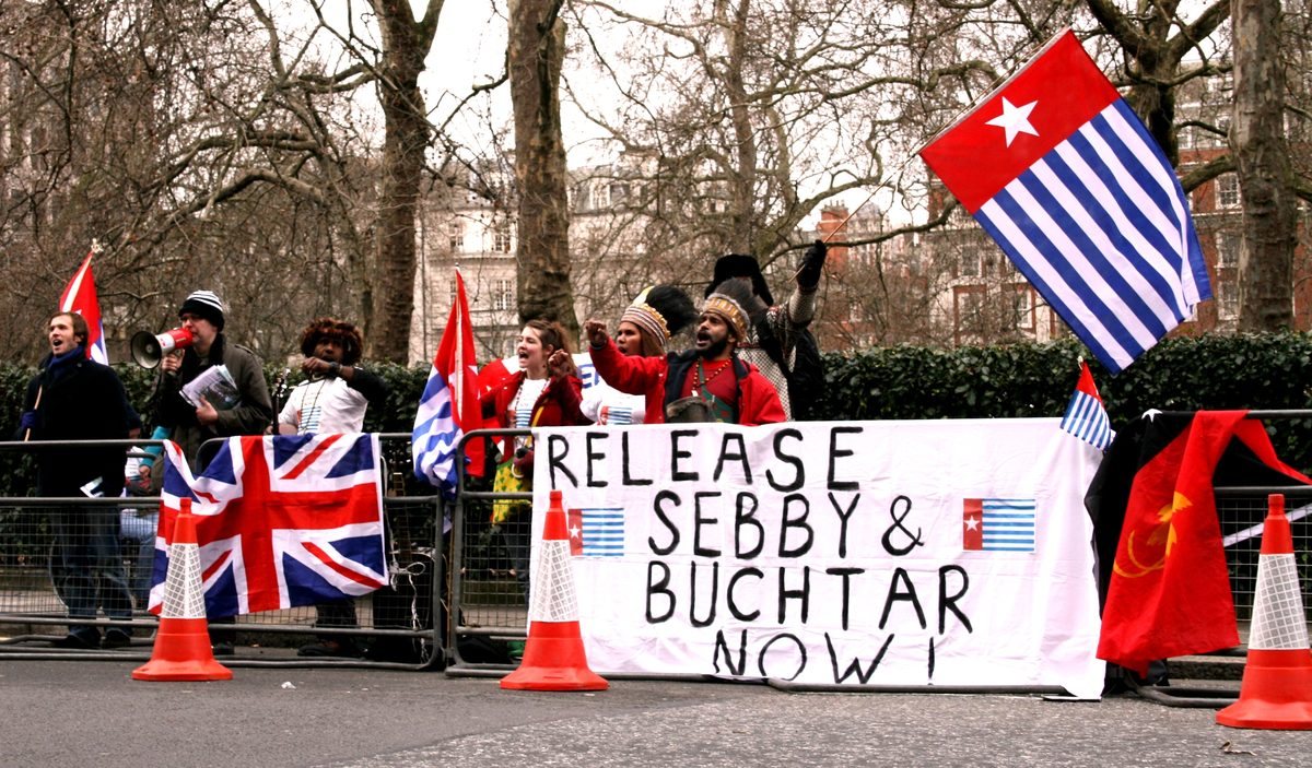 Aksi protes di Inggris dengan spanduk RELEASE SEBBY & BUCHTAR NOW dan bendera Bintang Kejora