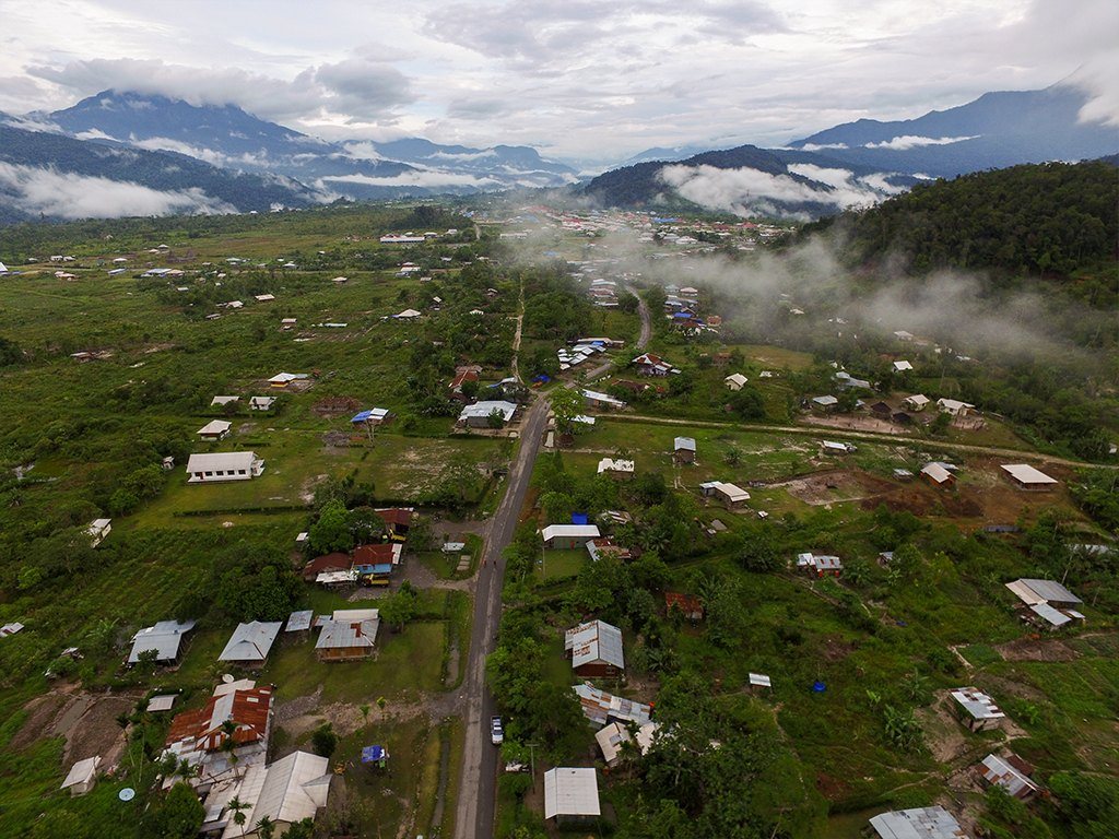 Ruas jalan Trans-Papua Elelim menuju Jayapura membelah hutan dan perkampungan