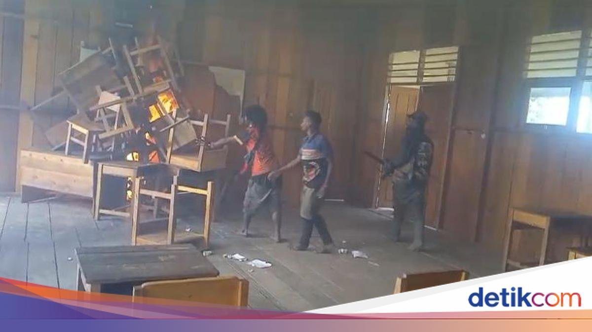 Perabot sekolah dibakar di dalam ruang kelas SD dan SMP satu atap Okbab