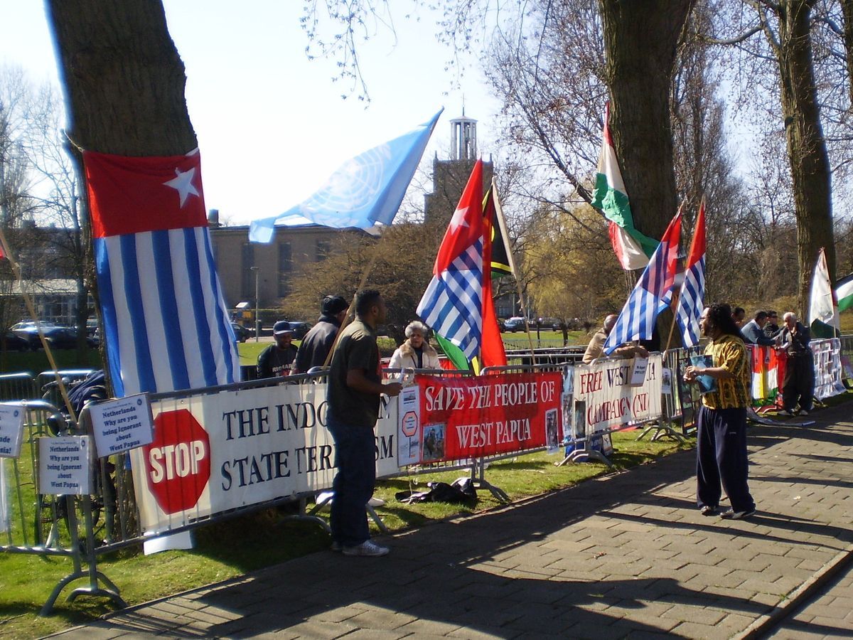 Aksi Free West Papua Campaign di Belanda dengan spanduk menolak tindakan negara Indonesia